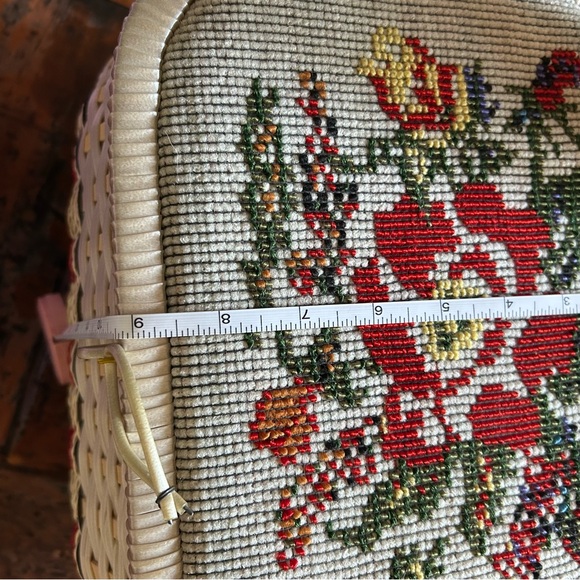 Eaton’s Vintage Woven Sewing Basket with Floral Embroidery and Satin Interior - Picture 15 of 16